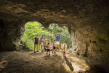 Frankreich. Auvergne. Haute-Loire (43) Lantriac. Familienspaziergang in den Höhlen von Couteaux