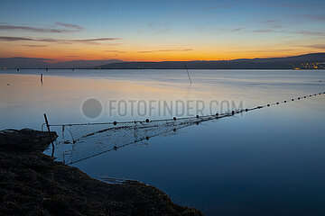 Frankreich  Aude (11)  Port Leucate  Fischereinetz am Lake of Leucate/Sales bei Sonnenuntergang