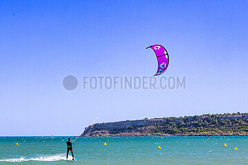 Frankreich. Aude (11) Kitesurfing in La Franqui