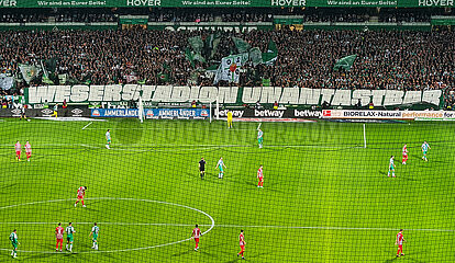 Deutschland  Bremen - Fanprotest gegen Namensaenderung des Weserstadions in Wohninvest Weserstadion  Fussball-Bundesliga (SV Werder Bremen-FC Augsburg)