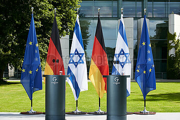 Berlin  Deutschland - Das leere Podium zur Pressekonferenz anlaesslich des Besuches eines israelischen Staatsgastes im Garten des Kanzleramts.