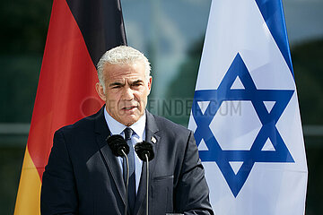 Berlin  Deutschland - Der israelsiche Ministerpraesident Jair Lapid bei einer Pressekonferenz im Garten des Kanzleramts.