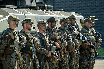 Deutschland  Munster - Soldaten der Panzerlehrbrigade 9 NIEDERSACHSEN der Bundeswehr vor Puma-Schuetzenpanzer