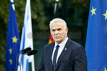 Berlin  Deutschland - Der israelsiche Ministerpraesident Jair Lapid bei einer Pressekonferenz im Garten des Kanzleramts.