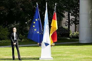 Berlin  Deutschland - Im Garten des Kanzleramts sind die Fahnen der Europaeischen Union  Deutschlands und Israels auf Standarten in einem Sockel repraesentativ aufgestellt.