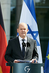 Berlin  Deutschland - Bundeskanzler Olaf Scholz bei der Pressekonferenz anlaesslich des Besuchs des israelischen Ministerpraesidenten.