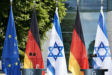 Berlin  Deutschland - Das leere Podium zur Pressekonferenz anlaesslich des Besuches eines israelischen Staatsgastes im Garten des Kanzleramts.