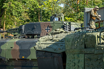 Deutschland  Munster - Panzerlehrbrigade 9 NIEDERSACHSEN der Bundeswehr  links ein Puma-Schuetzenpanzer  vorne Kampfpanzer Leopard 2 A7V