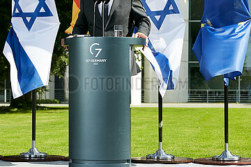 Berlin  Deutschland - Rednerpult von Bundeskanzler Olaf Scholz bei der Pressekonferenz anlaesslich des Besuchs des israelischen Ministerpraesidenten.