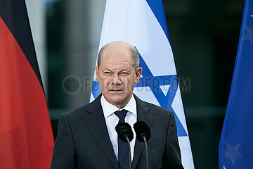 Berlin  Deutschland - Bundeskanzler Olaf Scholz bei der Pressekonferenz anlaesslich des Besuchs des israelischen Ministerpraesidenten.