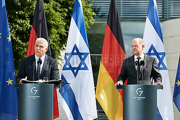 Berlin  Deutschland - Der israelsiche Ministerpraesident Jair Lapid und Bundeskanzler Olaf Scholz.