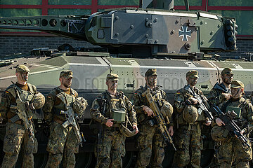 Deutschland  Munster - Soldaten der Panzerlehrbrigade 9 NIEDERSACHSEN der Bundeswehr vor Puma-Schuetzenpanzer