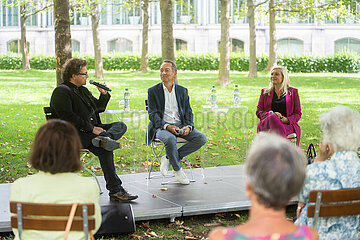 Hofgartengespräch mit Melanie Huml  Ralf Exel und Francis Fulton-Smith in München