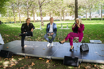 Hofgartengespräch mit Melanie Huml  Ralf Exel und Francis Fulton-Smith in München