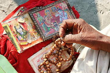 Indien  Uttar Pradesh State  Allahabad (Prayag) Detail in den Händen eines Sadhu betet bei der Kumbha Mela 2013. Kumbha Mela Hindu Festival  2013  tritt alle 12 Jahre auf