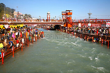 Indien. Uttar Pradesh. Haridwar. Eröffnung der Kumbha Mela  eines der größten religiösen Versammlungen der Welt. Diese hinduistische Pilgerreise erfolgt viermal alle zwölf Jahre  einmal an jedem der vier heiligen Orte