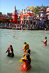 Indien. Uttar Pradesh. Haridwar. Eröffnung der Kumbha Mela  eines der größten religiösen Versammlungen der Welt. Diese hinduistische Pilgerreise erfolgt viermal alle zwölf Jahre  einmal an jedem der vier heiligen Orte