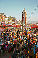 Indien. Uttar Pradesh. Haridwar. Die Kumbha Mela ist die größte religiöse Versammlung der Welt. Diese hinduistische Pilgerreise erfolgt viermal alle zwölf Jahre  einmal an jedem der vier heiligen Orte
