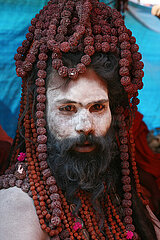Indien  Uttar Pradesh State  Allahabad (Prayag) Ein Sadhu betet im Kumbha Mela 2013. Kumbha Mela Hindu Festival  2013  findet alle 12 Jahre statt