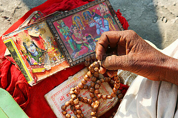 Indien  Uttar Pradesh State  Allahabad (Prayag) Detail in den Händen eines Sadhu betet bei der Kumbha Mela 2013. Kumbha Mela Hindu Festival  2013  tritt alle 12 Jahre auf