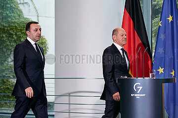 Berlin  Deutschland - Der georgische Ministerpraesident Irakli Gharibaschwili und Bundeskanzler Olaf Scholz im Kanzleramt.