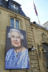 FRANCE. PARIS (75) 8TH DISTRICT. SEPTEMBER 2022  TRIBUTE IN FRONT OF THE BRITISH EMBASSY  ON THE DEATH OF QUEEN ELISABETH II