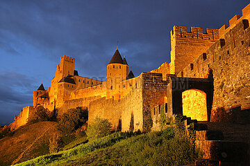 Frankreich. Aude (11) Stadt von Karzassonne (Aude -Tor in der Abenddämmerung) als Weltkulturerbe von UNESCO aufgeführt