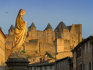 Frankreich. Aude (11) City of Carzassonne  als UNESCO -Weltkulturerbe aufgeführt. Die Statue der Jungfrau Maria im Tricalle District