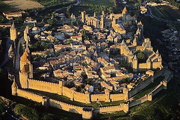 Frankreich. Aude (11) Luftaufnahme der Stadt und der Burg von Karzassonne  die von der UNESCO als Weltkulturerbe eingestuft werden