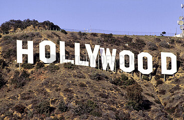 USA  Kalifornien  Los Angeles. Die berühmten Hollywood -Briefe werden renoviert. Das Schild  das diesen berühmten Bezirk Los Angeles übersieht  wird fast acht Wochen lang Reparaturarbeiten unterziehen