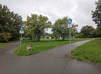 Fahrrad- und Fussgaengerweg in einem Park