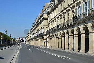 Ile de France. Paris (8 °). Blick auf ein leeres Paris aufgrund der Einschränkung unter Virus Covid 19. Hier die Rue de Rivoli.