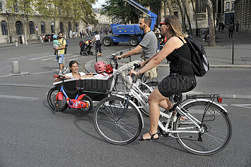 FRANCE. PARIS (75) PARISIANS ON BICYCLES DURING THE DAY WITHOUT CAR