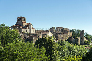 Frankreich. Auvergne. Haute Loire (43) Auzon. Die Kirche Saint-Laurent ist eine ehemalige Benediktiner-Kollegin der romanischen Architektur mit einem Languedoc-Einfluss  der auf dem Höhepunkt der romanischen Kunst aus Auvergne gebaut wurde.