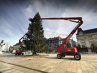 Frankreich. Auvergne. Puy-de-dome (63) Clermont-Ferrand. Installation des traditionellen Weihnachtsbaums am Place de Jaude im Jahr 2021