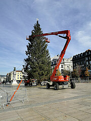 Frankreich. Auvergne. Puy-de-dome (63) Clermont-Ferrand. Installation des traditionellen Weihnachtsbaums am Place de Jaude im Jahr 2021