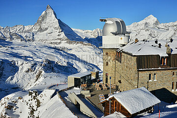 Schweiz. Valais Canton. Zermatt. Bei 3 100 m ist der Kulmhotel Gornergrat ebenfalls ein Observatorium. Seine Ansicht umfasst das Matterhorn sowie 20 andere Gipfel. Es ist auch einer der Starts der Skihänge (360 km)  die Sie mit dem kleinen Zug namens Gornergratbahn erreichen können.