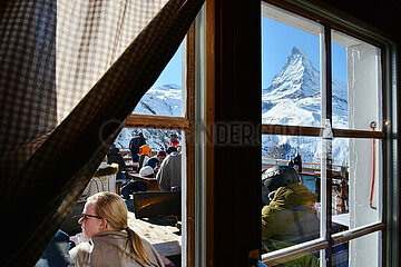 Schweiz. Valais Canton. Zermatt. Das Höhenrestaurant Alphitta vor dem Matterhorn.