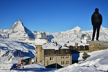 Schweiz. Valais Canton. Zermatt. Bei 3 100 m ist der Kulmhotel Gornergrat ebenfalls ein Observatorium. Seine Ansicht umfasst das Matterhorn sowie 20 andere Gipfel. Es ist auch einer der Starts der Skihänge (360 km)  die Sie mit dem kleinen Zug namens Gornergratbahn erreichen können.