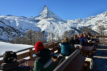 Schweiz. Valais Canton. Zermatt. Das Höhenrestaurant Alphitta vor dem Matterhorn.