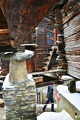 Schweiz. Valais Canton. Zermatt. Alte traditionelle hölzerne Dachböden oder Waschkarten  die auf Steinen gebaut wurden.