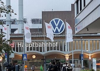 Wolfsburg Hbf mit VW-Werk im Hintergrund