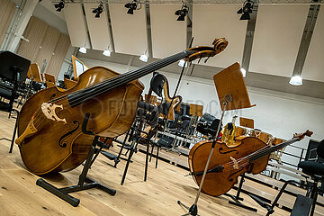 Deutschland  Bremen - Bremer Philharmoniker  Instrumente stehen bereit fuer ein Konzert