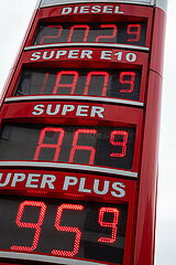 Berlin  Deutschland  Preistafel zeigt Benzinpreise an einer Star-Tankstelle