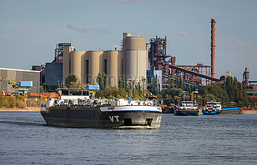 Frachter am Suedhafen  Niedrigwasser im Rhein  Duisburg  Nordrhein-Westfalen  Deutschland