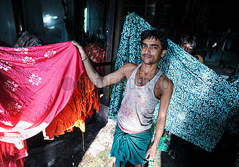 Mumbai  Indien  Portrait eines Arbeiters in einer Werkstatt und Faerberei im Elendsviertel Dharavi