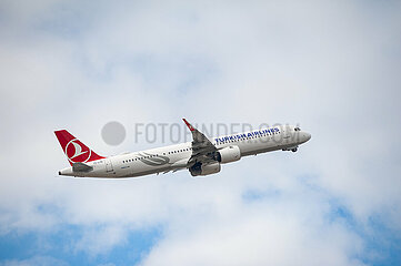 Berlin  Deutschland  Airbus A321neo Passagierflugzeug der Turkish Airlines beim Start vom Flughafen Berlin Brandenburg BER