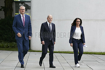 Berlin  Deutschland - Rainer Dulger mit Yasmin Fahimi und Bundeskanzler Olaf Scholz auf dem Weg zur gemeinsamen Pressekonferenz.