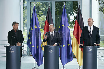 Berlin  Deutschland - Bundeskanzler Olaf Scholz mit Robert Habeck und Dietmar Woidke geben eine Pressekonferenz im Kanzleramt.