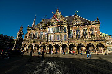 Deutschland  Bremen - Rathaus und Dom am Marktplatz. Das Rathaus ist Sitz des Buergermeisters  links der Roland